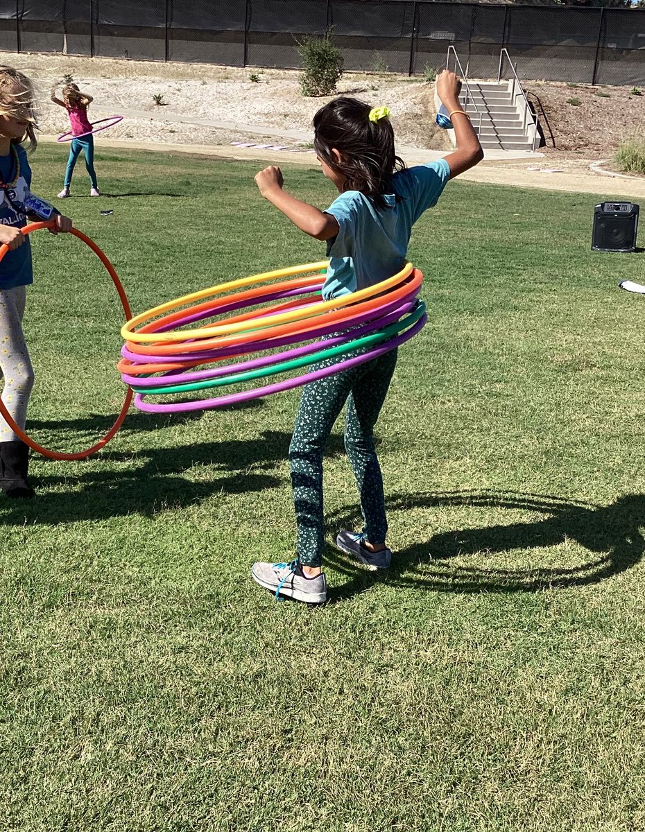 CoachBrandPE's tweet photo. Definitely some JOYful movement. 3rd graders coming up with their own fun hula hoop challenge. How many hula hoops can you hula around your waist? ❤️ the creativity #PacSkyPE #FUNinPhysed #FindingJOYfulmovement #PacSkySTEAM https://t.co/k86qmNUcmk