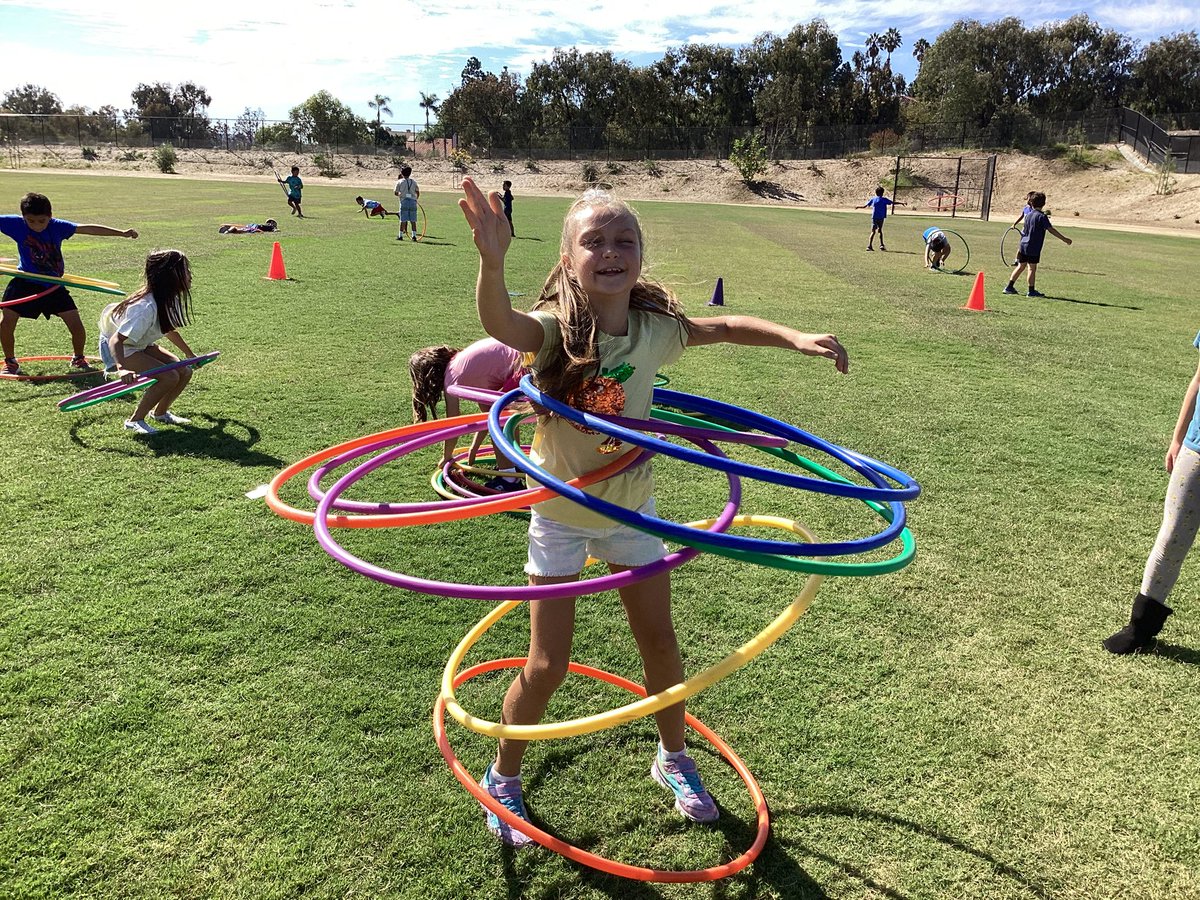 CoachBrandPE's tweet photo. Definitely some JOYful movement. 3rd graders coming up with their own fun hula hoop challenge. How many hula hoops can you hula around your waist? ❤️ the creativity #PacSkyPE #FUNinPhysed #FindingJOYfulmovement #PacSkySTEAM https://t.co/k86qmNUcmk