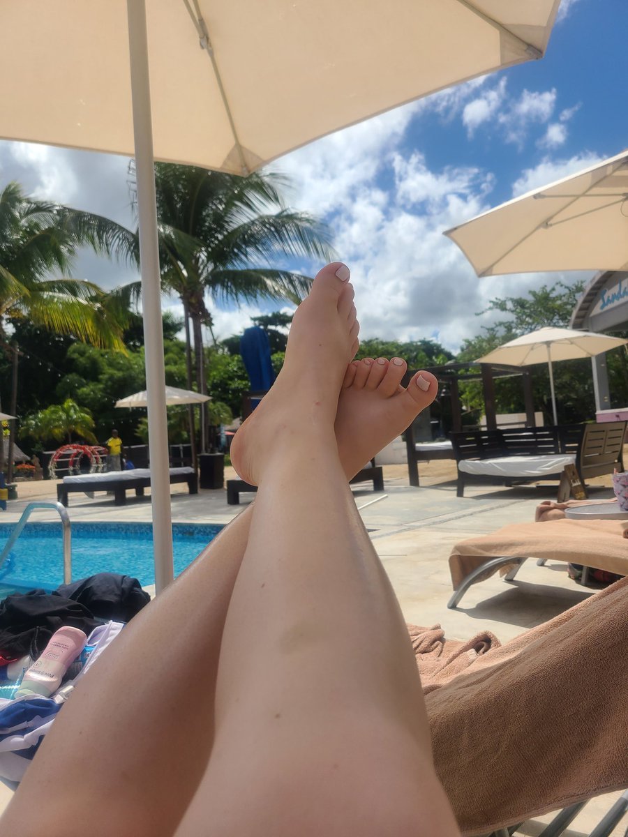 HAPPY FRIDAY!!!
Whats everyone's plans for the weekend!?
#onlyfansfeet #feet #feetfinder #feetlovers #fanvue #fansly #feetfetish #fridayfeet