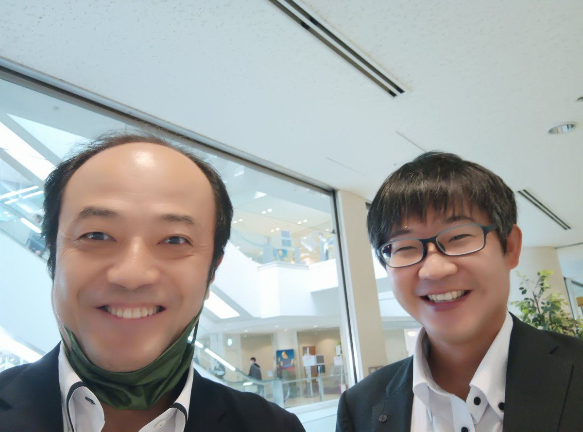 LabMase's tweet image. 先輩こんにちは
CSJ化学フェスタにおいて、２００２年の卒業生が私の講演を聴きに、冷やかしたいとして来てくれました（笑）。名刺をもらうと、えら～～～い方になっていました。ほんと、うれしい限りですね。