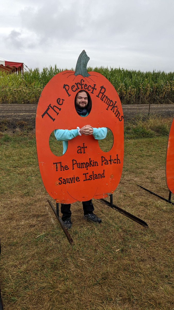 hide-on-twitter-went-to-the-pumpkin-patch-today