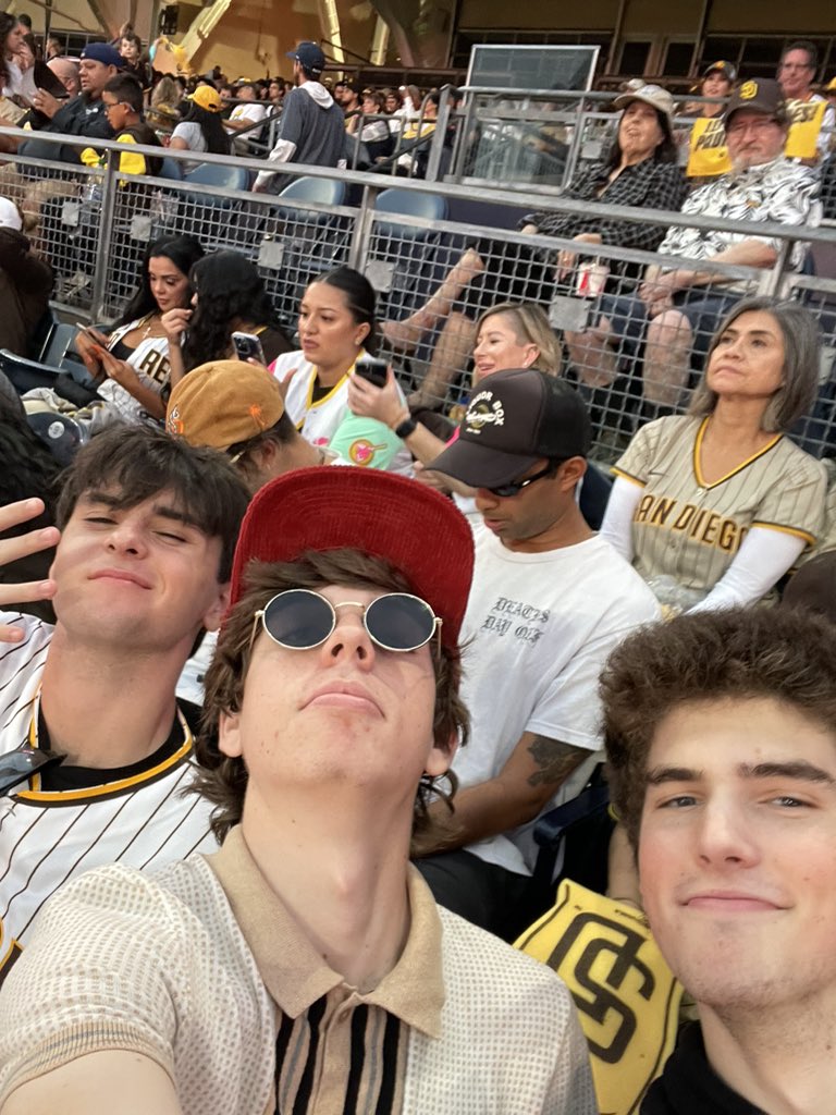 exter___'s tweet photo. #timetoshine padres dub only !!!! Wwwww https://t.co/9xFPt3hvX9