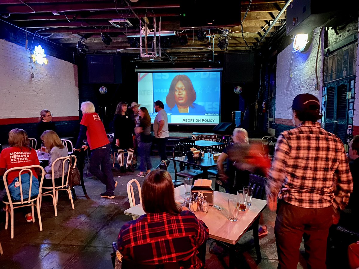 Arkansas @MomsDemand volunteers are cheering on #GunSenseCandidates @JonesForAR and @JamesForAR during their debate.