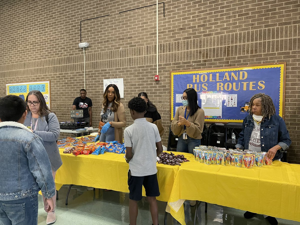 HollandHISD's tweet photo. Our scholars enjoyed lunch today during Rock the Cafeteria as they spent their Cougar Bucks! Thank you @Sheis_MsKLewis for a well planned Homecoming Spirit Week! @HISDMiddleSchls @Garibaldi3HISD https://t.co/THSYOIMOn6