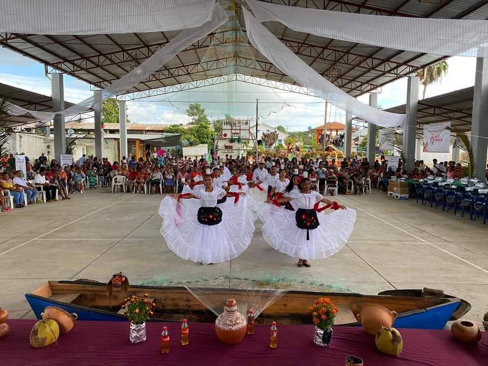 SIPCIA_GobOax's tweet photo. En el marco de la conmemoración del Día del Pueblo Negro Afromexicano, en #Armenta la titular de la #SEPIA Edith Aparicio, entregó 48 estímulos del programa "Mujeres Familia", 66 apoyos de "Lenguas Vivas", 100 de "Semillas de Talento" y 3 paquetes de "Ventanas de Conocimiento". https://t.co/SJrh8y5pB4