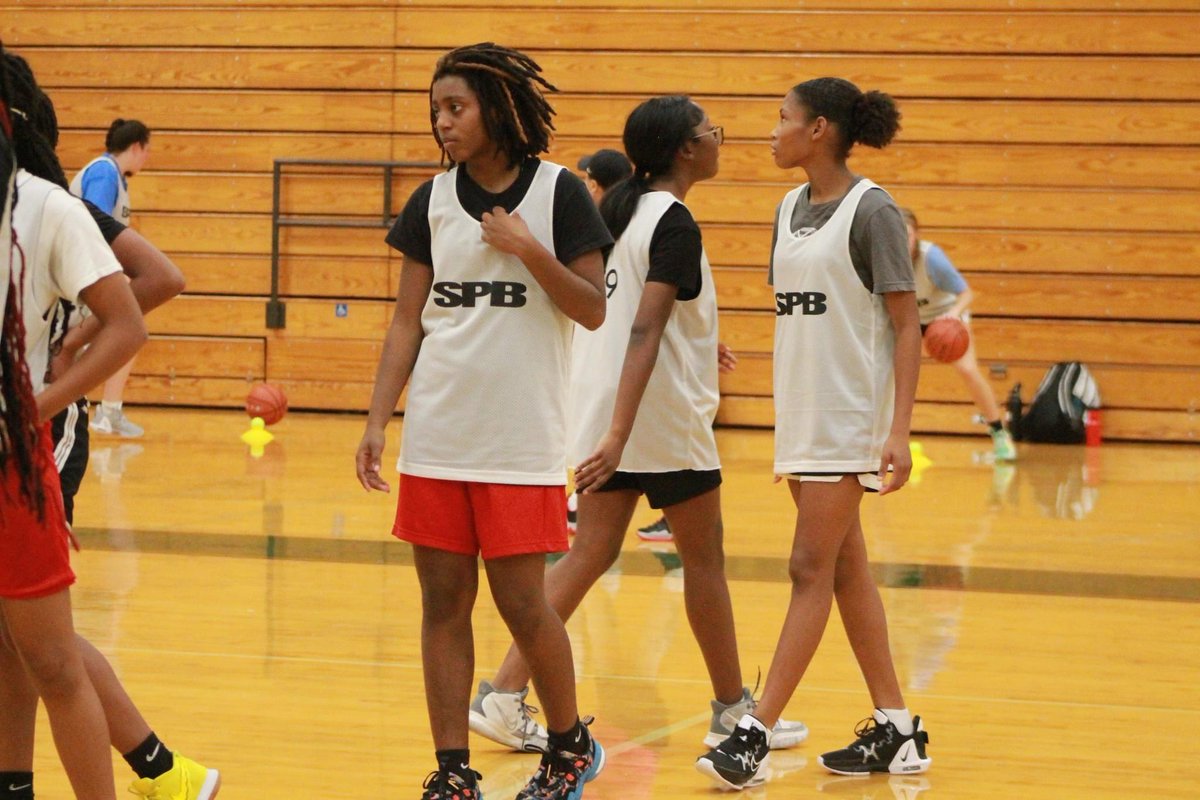AssistReports's tweet photo. “Young  Lit N Turnt” #TheRISE 
Angel Lynch 5’8 2027 Reed MS 
Strong guard that loves to get to the rim. Uses her frame to bump smaller defenders off her. Shot the 3 ball well in 3v3 has a nice feel for the game. #TheRISE #TheAssistReports https://t.co/X2apCe6Eom