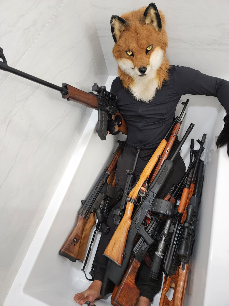 Hey you, cutie! Wanna take a bath with me? Don't be shy. I won't bite.
#FursuitFriday #Firearmfriday #創造トリアノン