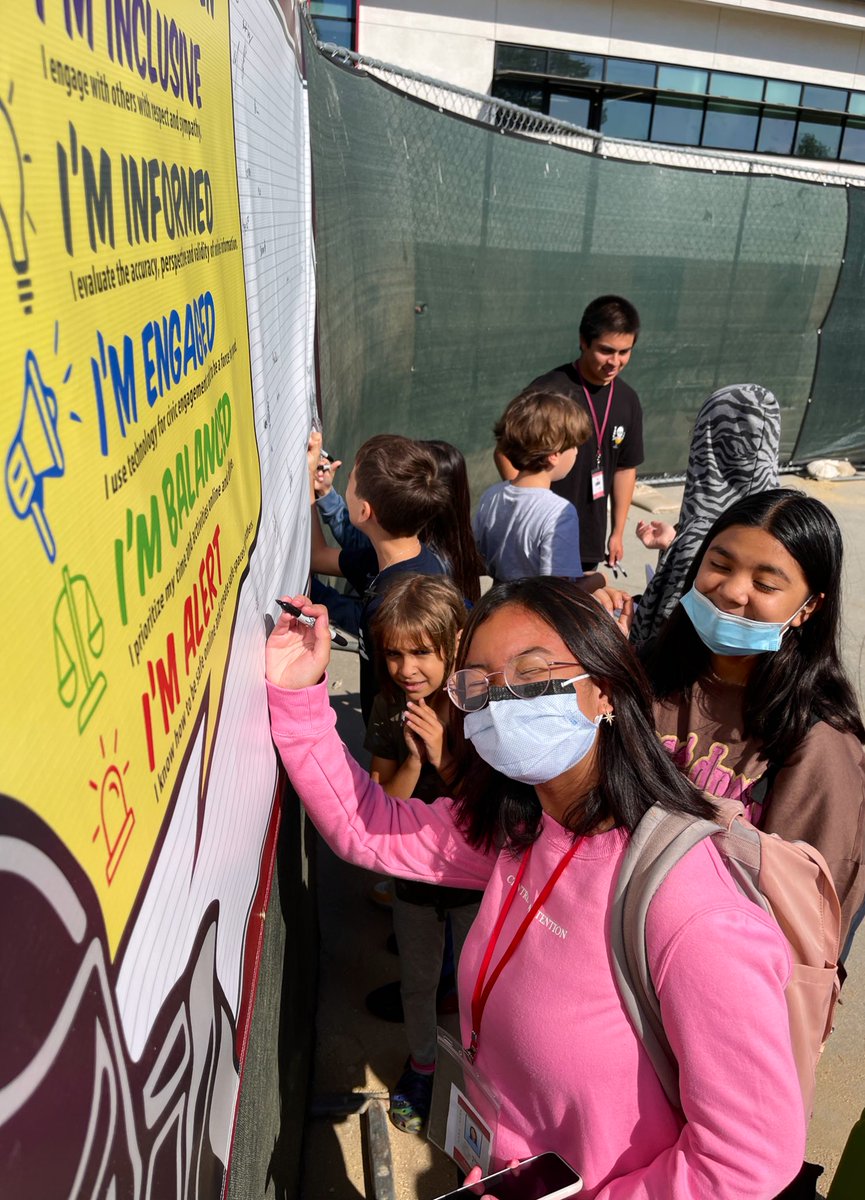 SMMendoza123's tweet photo. Today’s 2nd #DigitalCitizenshipWeek Stop is #SOCES @LASchools @ITI_LAUSD where we took the #DigCit Pledge with @JMG2ITI #DigCitLA #DigCitLeader #DigCommit https://t.co/0Sopvg32E8