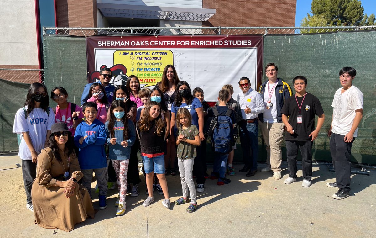 SMMendoza123's tweet photo. Today’s 2nd #DigitalCitizenshipWeek Stop is #SOCES @LASchools @ITI_LAUSD where we took the #DigCit Pledge with @JMG2ITI #DigCitLA #DigCitLeader #DigCommit https://t.co/0Sopvg32E8