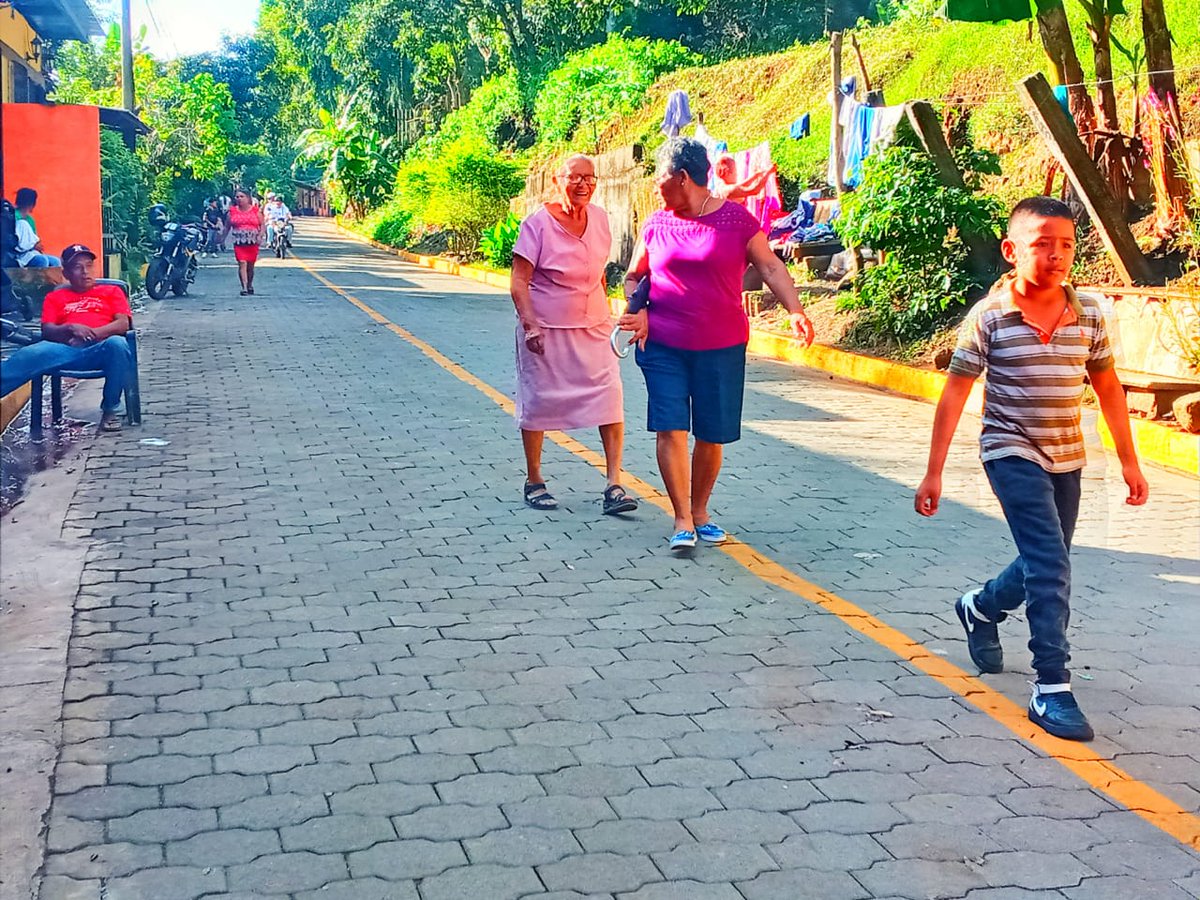 #2022PuebloVictorioso Autoridades Municipales de Jinotepe junto a Familias del Barrio Francisco Gonzalez Inauguraron 300 metros lineales de Calles Adoquinadas en coordinación con el MTI. #UnidosEnVictorias @Atego16 @DMatagalpa @Amanecerabz