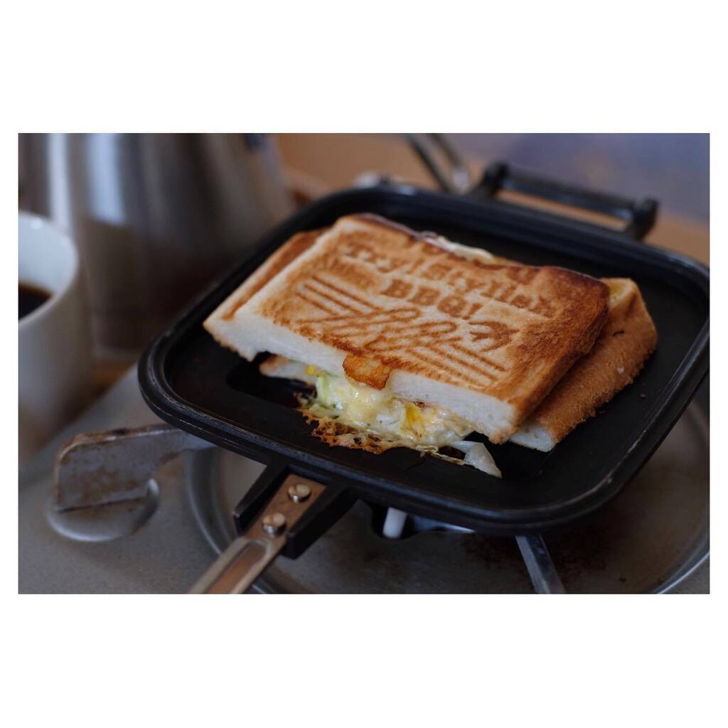 www_taca's tweet photo. けさの #hotsand は目玉焼き、ベーコン、チーズ、キャベツをはさんで。溶け出てジューっとなったチーズが香ばしい。 #breakfast #morning #tsbbq #halfsize https://t.co/f1raoySAVy https://t.co/BAl4uHo1NL