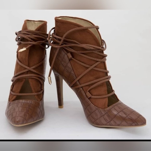 candi_irvin's tweet photo. So good I had to share! Check out all the items I'm loving on @Poshmarkapp #poshmark #fashion #style #shopmycloset #designersoriginals #eli: https://t.co/HuQaaSqbOO https://t.co/cMm0Yn8BXj