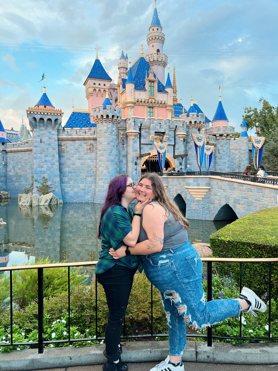 avejacobs's tweet photo. Spent fall break in the happiest place on earth 🥰💜 https://t.co/sl3DLW5nIW