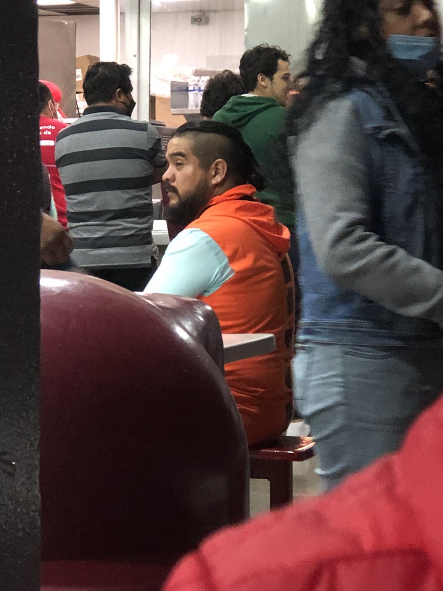 ZarrQ's tweet photo. Al chile ya le iba a ir a pedir una foto compare pensando que eres tu, hasta que me di cuenta que mide como 1.50 jajaja @lamolechida #Lamolechoquita #lamolita https://t.co/gHLCuhiRXp