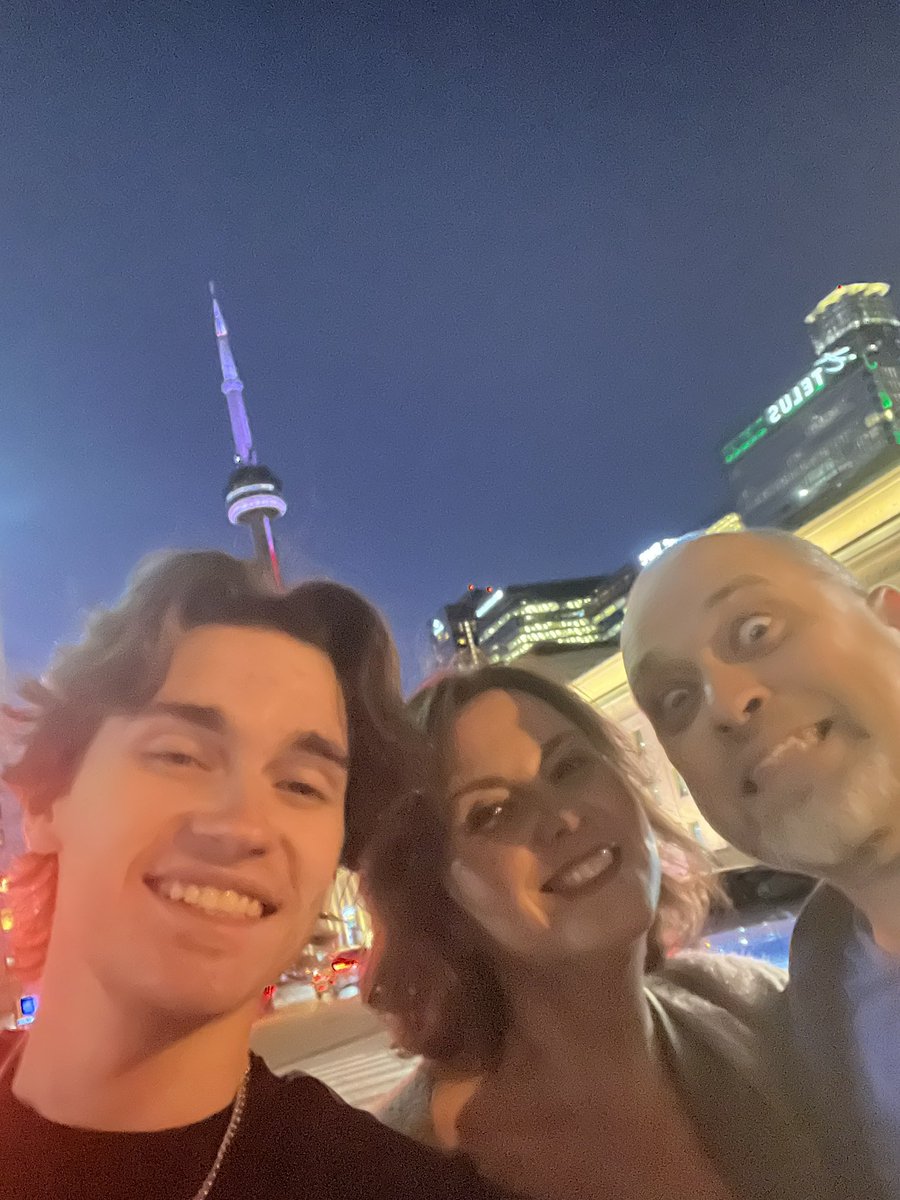 Lenoreocookie's tweet photo. #Downtown #Toronto with my two best boys ❤️to see @JimGaffigan #inthesix #family #priorities #them #brunettebeauty #lovemylife ❤️🙏❤️😳❤️🙏❤️🙏❤️🙏❤️ https://t.co/myEvFAGBxn