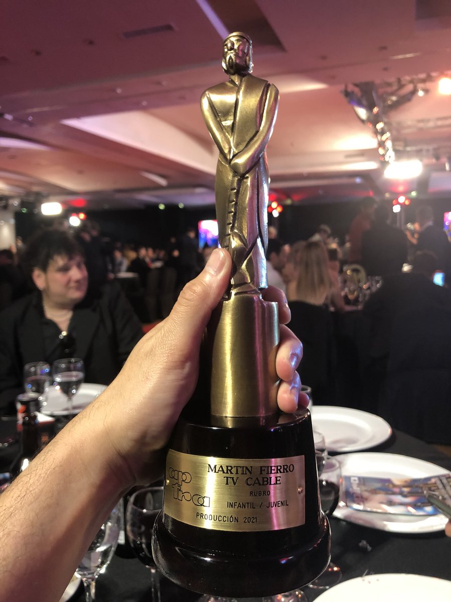 Gracias x los saludos, el amor y el aguante. Y gracias <a href="/CanalPakapaka/">Pakapaka</a> y <a href="/PlantaAltaProdu/">Planta Alta</a> x existirrr. Q orgullo y q locura linda es #InteligenciaAnimal 🇦🇷