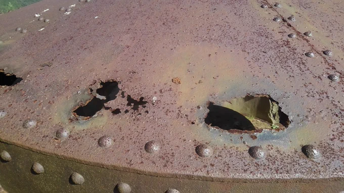 佐世保、丸出山に不時着したアダムスキー型UFOの残骸。被弾跡が生々しい。 