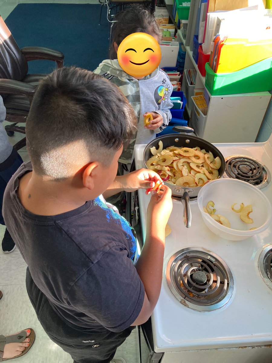 yesmyrealnamei2's tweet photo. Kiddos did some work today… 🍎 #yumo #finemotorfriday #SPED #CGERocks @CGETwolves https://t.co/4TncT4Xc4l