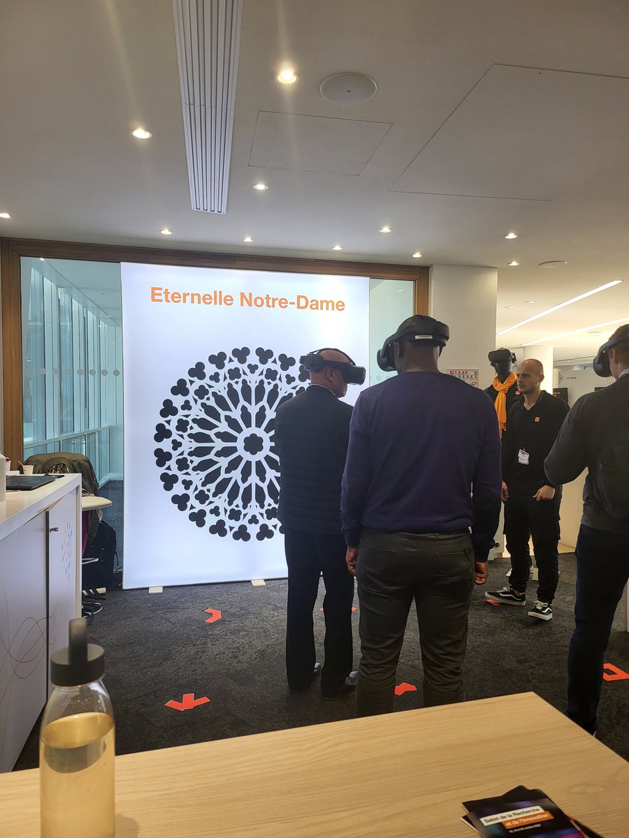 Salon de la #Recherche et de l'#Innovation <a href="/orange/">Orange</a> 
Vous êtes un hologramme, en immersion au moyen-âge dans la cathédrale Notre-Dame de Paris pour (re)découvrir son histoire avant l'incendie grâce à une technologie appelée 5G Stand Alone. Gros coup de 🧡 #5G #RéalitéVirtuelle