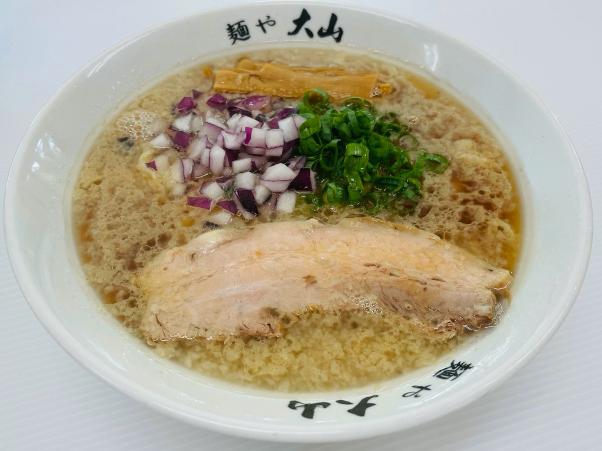 麺や大山 「TOKYOX背脂煮干し醬油ラーメン 佐野ラーメンBASE」 『佐野ラーメン』のレシピをベースに そこに煮干しなどを加え、幻の豚TOKYOXの 背脂を合わせました ＃新宿ランチ ＃新宿ディナー