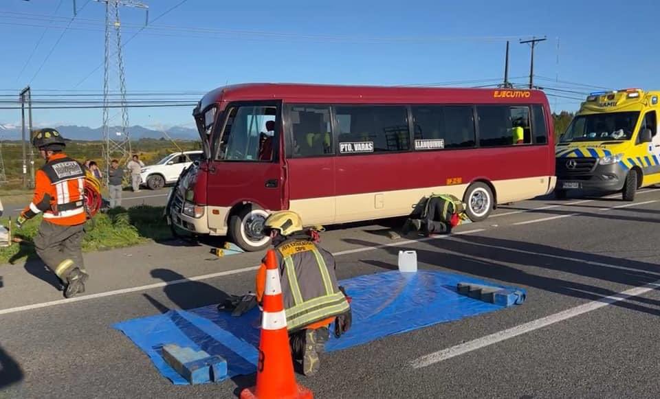 OctavaCBPM's tweet image. Durante esta tarde trabajamos con nuestro carro de Rescate R-8 en colisión de minibus y camion en la ruta 5 Sur camino a Puerto Varas, altura ex Coca Cola. 

En el lugar resultaron 20 personas involucradas, 04 lesionadas y 01 atrapado. 🚒