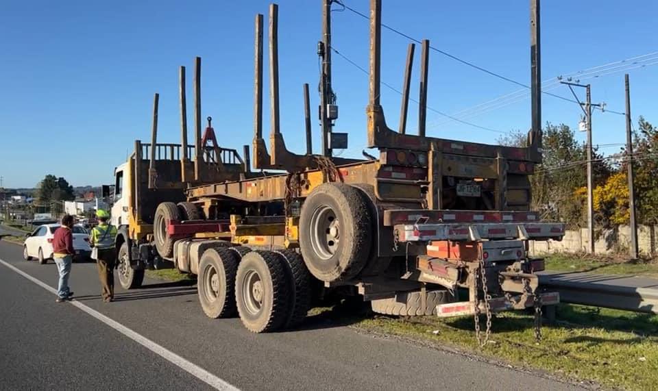 OctavaCBPM's tweet image. Durante esta tarde trabajamos con nuestro carro de Rescate R-8 en colisión de minibus y camion en la ruta 5 Sur camino a Puerto Varas, altura ex Coca Cola. 

En el lugar resultaron 20 personas involucradas, 04 lesionadas y 01 atrapado. 🚒