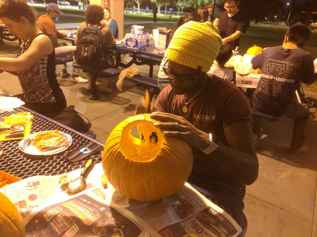 asupostdocs's tweet image. #postdoc pumpkin carving!!!