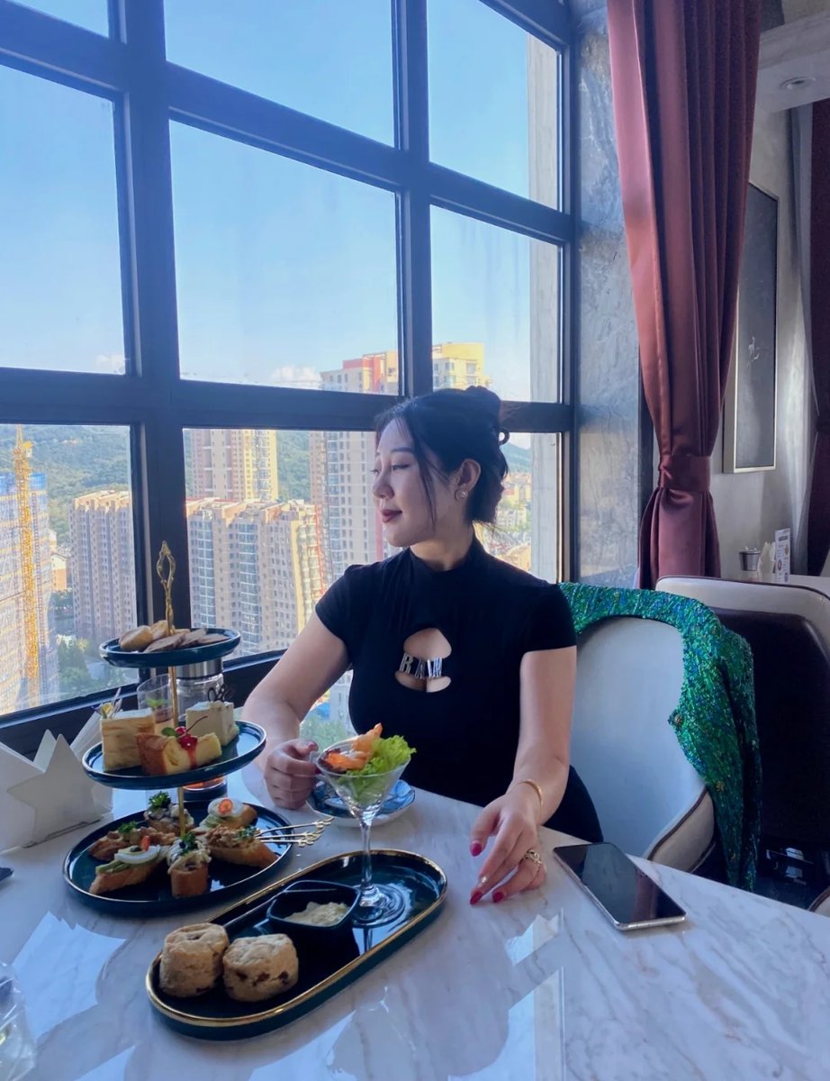 LeahVictor8's tweet photo. 我喜欢成熟有品味的男人，特别钟意眼镜男跟正装大叔。那个女人都渴望有人疼有人宠，年龄太小的就别来打扰姐了。素质文明交友，不能打扰相互生活。 https://t.co/Nz5ZAMPRiv