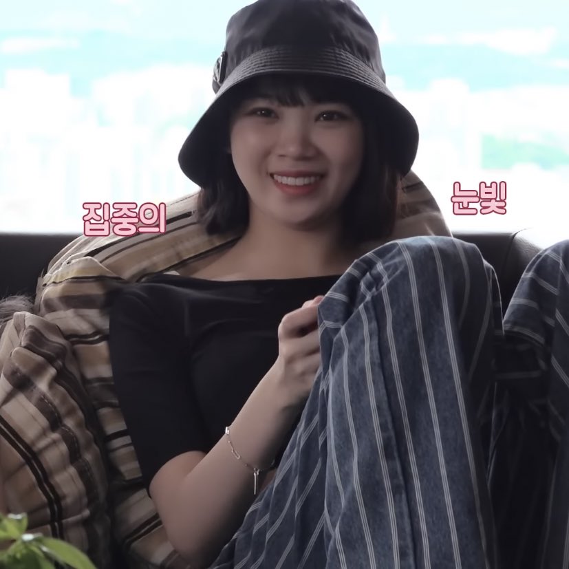 pro gamers!! (they’re losing)