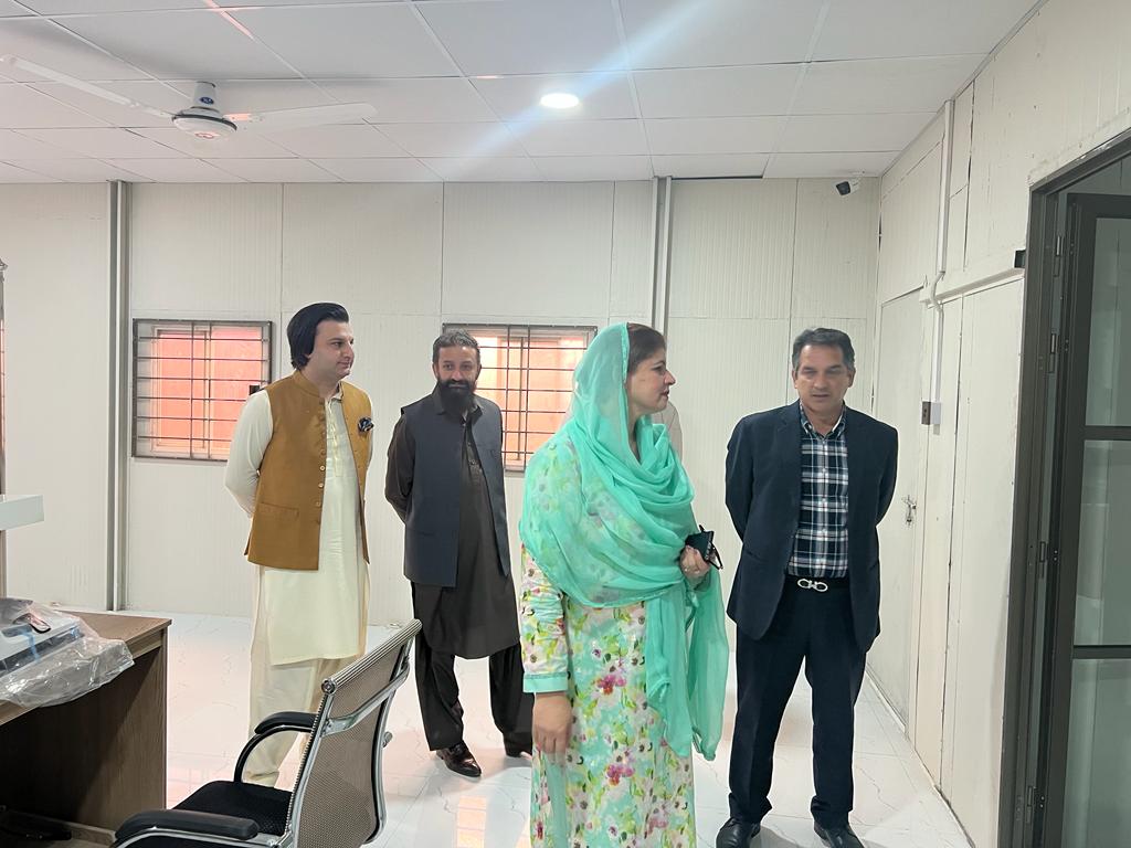 it_ajk's tweet photo. Secretary IT along with DG IT monitored the ongoing digitization process at digital land record service center Mzd and expressed that the efforts carried out by the team are commendable and further directed for earliest commencement of computerized services for the general public https://t.co/1Ih7kW16GW