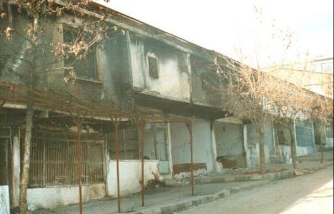 AytekSorgul's tweet photo. 22 Ekim Cuma 1993 te Lice 2 gun boyunca yakildi..rastgele gelen kurşunlardan onlarca insan -çoluk çocuk-hayatını kaybetti..ve ben de o günlerin canli tanığıyım..kimsesizlik nedir o yaslarda ogrendim.. oysa annem de vardı babam da hatta kocaman bir ailem de..#lice https://t.co/kPRdK9xxJK