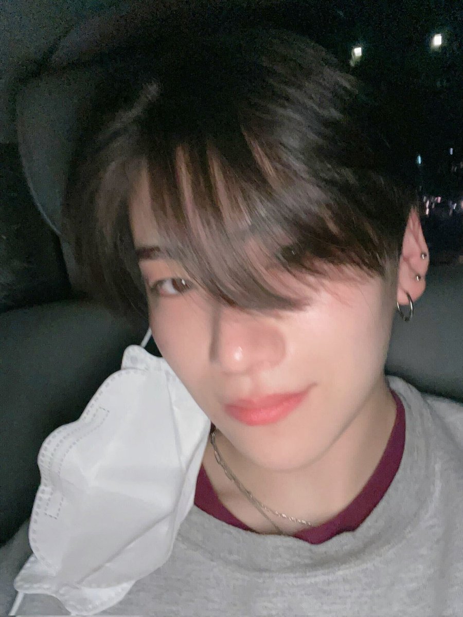 yumakore's tweet photo. the grip this car selca has on me😣😣😣 https://t.co/Qv5zBDrGGN