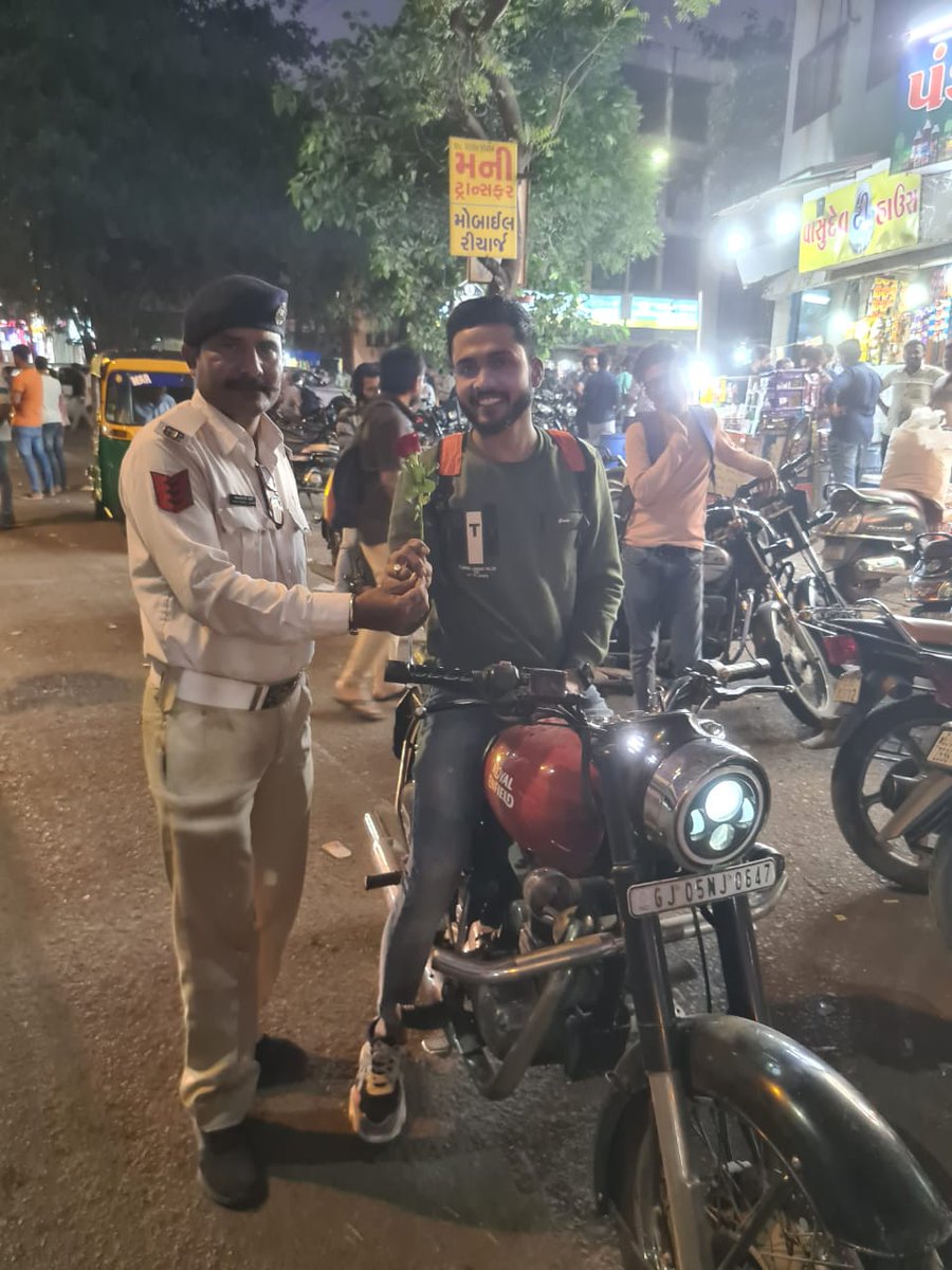 Great initiative by Surat City Traffic Police
During Diwali festivities, rule-breakers will be given roses by authorities. 
.
#SuratPolice #GujaratPolice #SuratCityTrafficPolice #TrafficRules #SuratNewsUpdate