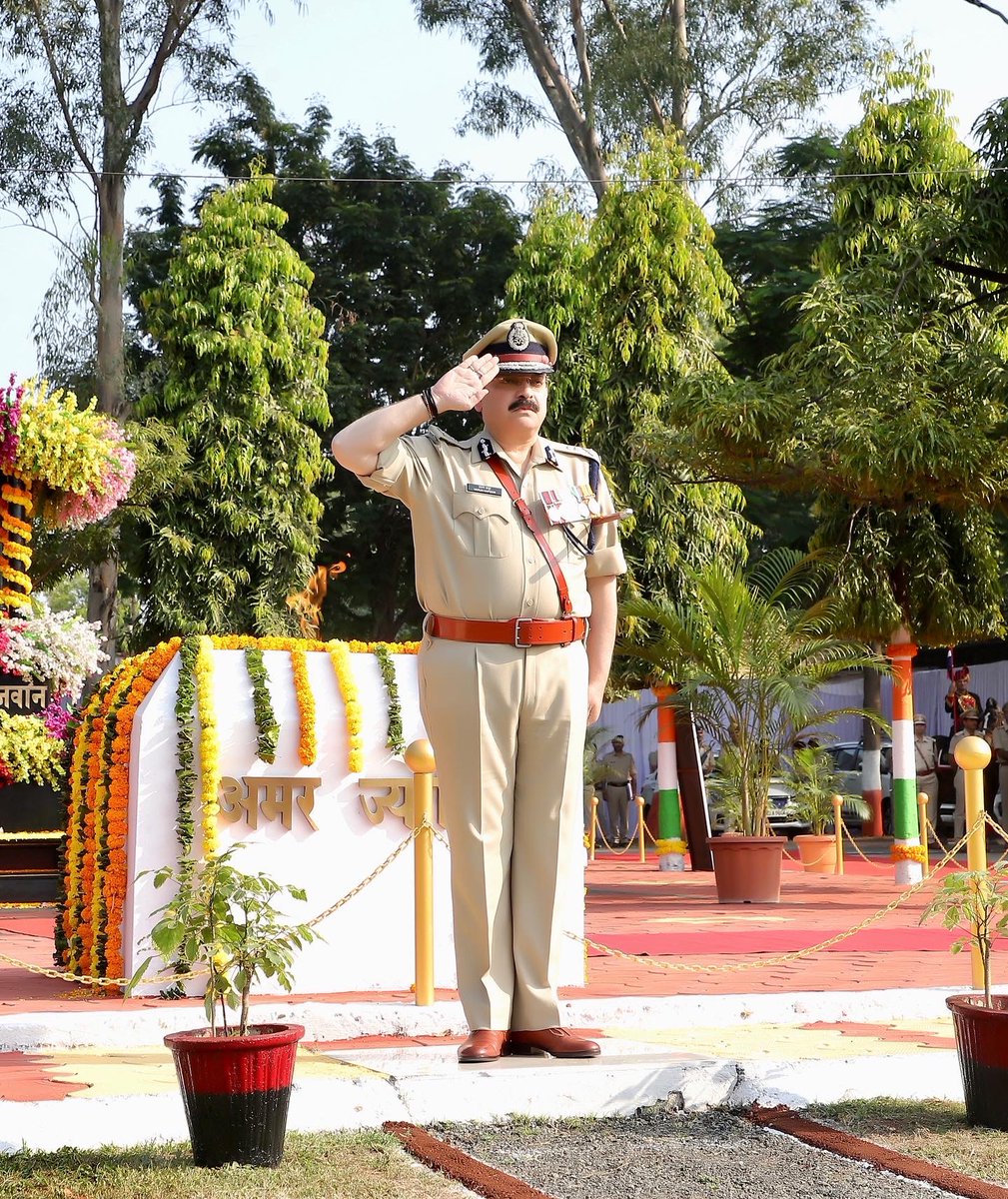 varunkapoor170's tweet photo. Taking main salute and offering the first wreath at Chief Guest in this years Police Commemoration Day Parade! A real honour.
@ Batallion Ground, Indore
#MyPolice
#MartayrsDay
#SaluteOurHeroes
#RealMotivation
#varunkapoorips https://t.co/cj0agwbDKM