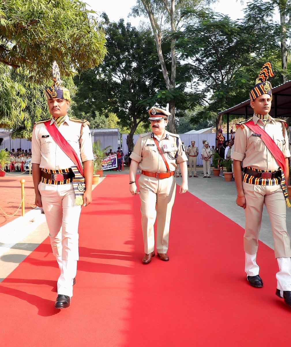 varunkapoor170's tweet photo. Taking main salute and offering the first wreath at Chief Guest in this years Police Commemoration Day Parade! A real honour.
@ Batallion Ground, Indore
#MyPolice
#MartayrsDay
#SaluteOurHeroes
#RealMotivation
#varunkapoorips https://t.co/cj0agwbDKM