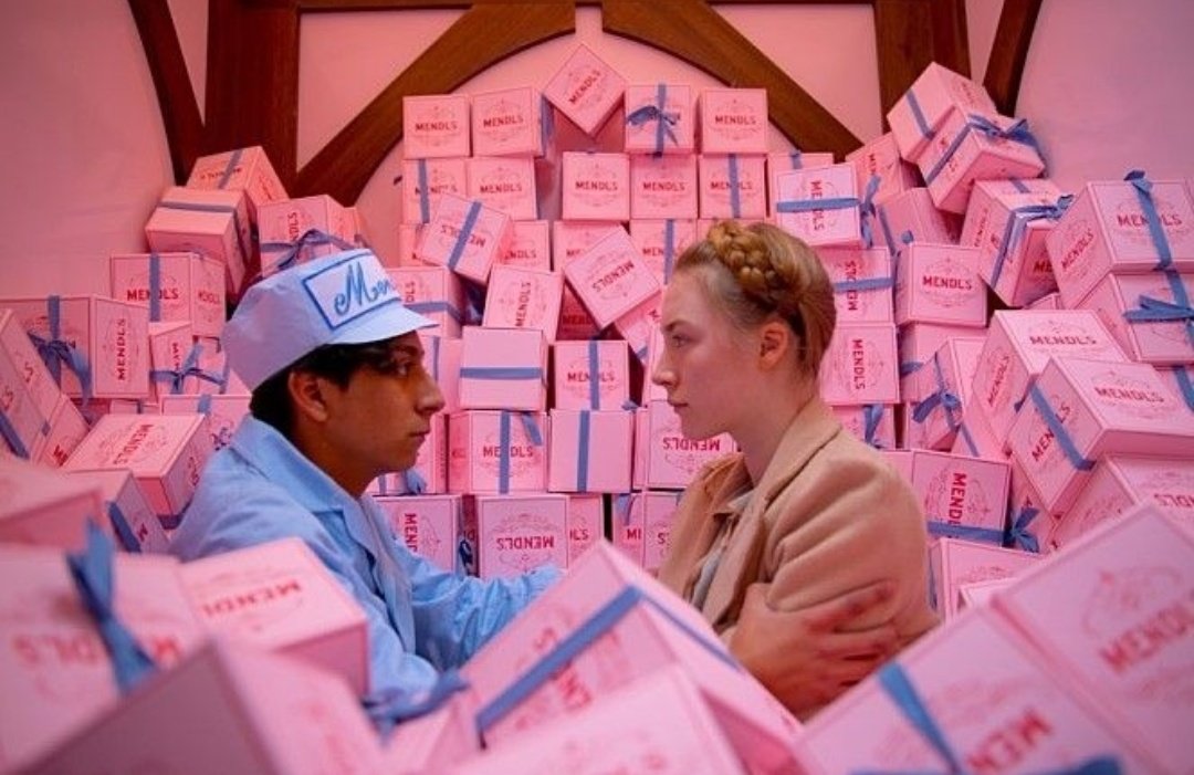 그랜드 부다페스트 호텔 (The Grand Budapest Hotel, 2014) 색감이 미친 작품 전개나 스토리도 흥미롭고 반전도 있다! 가족과도 함께 보기 좋은 영화 몽글하고...