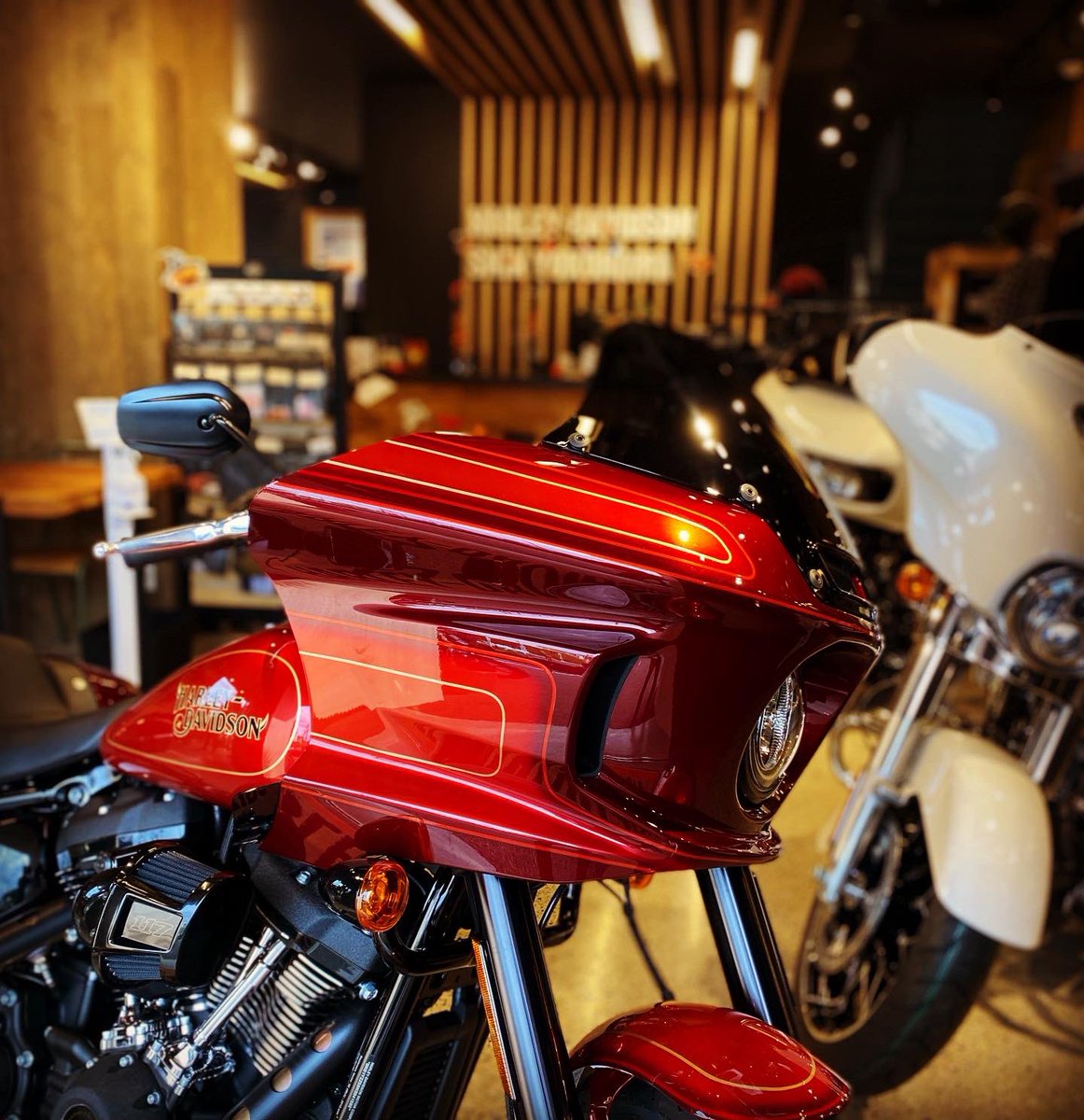 hd_shinyokohama's tweet photo. Ride on FXRST
Congratulations❗️
本日納車となりました。
2022FXRST
LOWRIDER ELDIABLO
ご納車おめでとうございます🎉
ハーレーライフ満喫して下さいね♪
ハーレーダビッドソン新横浜
#ハーレーダビッドソン
#ハーレーダビッドソン新横浜
#ハーレーライフ #ソフテイル
#FXRST
#ディアブロ https://t.co/BES4boJ531