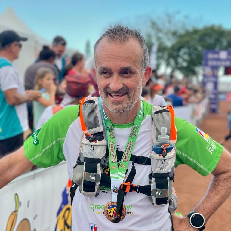 EDF_Reunion's tweet photo. [ #GRANDRAID2022 ⛰]
Ils se sont surpassés pour la Mascareignes ➡️ bravo à nos coureurs Sylvain, Gilbert, Damien et Georges qui ont franchi la ligne d'arrivée la nuit dernière 👏 Bravo à Ricardo, qui a su faire preuve de courage jusqu'à Dos d'Âne 💪 https://t.co/FPBhNygzD1