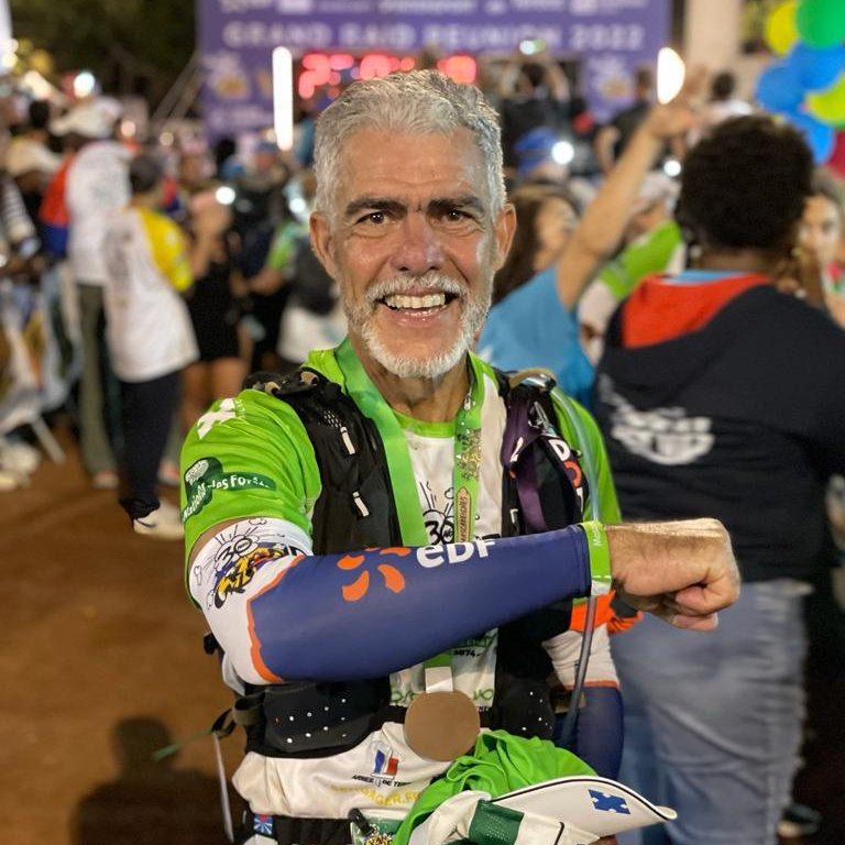 EDF_Reunion's tweet photo. [ #GRANDRAID2022 ⛰]
Ils se sont surpassés pour la Mascareignes ➡️ bravo à nos coureurs Sylvain, Gilbert, Damien et Georges qui ont franchi la ligne d'arrivée la nuit dernière 👏 Bravo à Ricardo, qui a su faire preuve de courage jusqu'à Dos d'Âne 💪 https://t.co/FPBhNygzD1