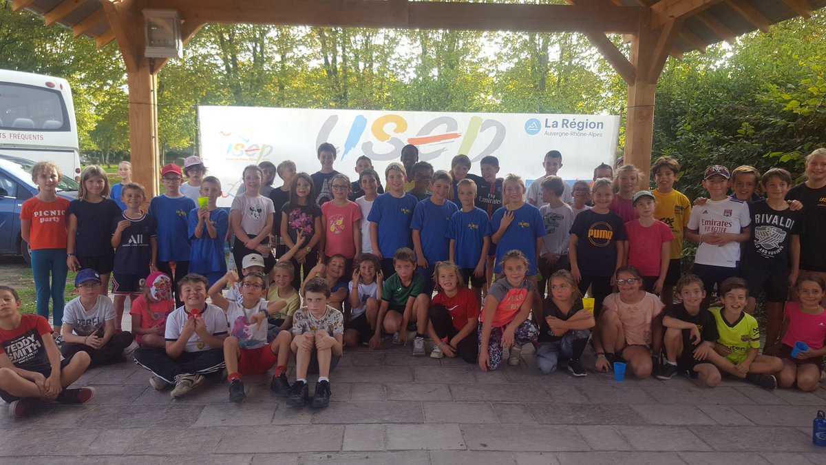 BernonMme's tweet photo. Mercredi 19 octobre 🌝: journée Usep HTS à Cosne avec Bourbon, Ainay, Buxières, Coulandon et Cosne. 50 enfants au total.
Au programme : randonnée à la Rible, course d'orientation et initiation à l'utilisation de boussoles.
Des enfants heureux de partager! https://t.co/AMX5rA8RxW