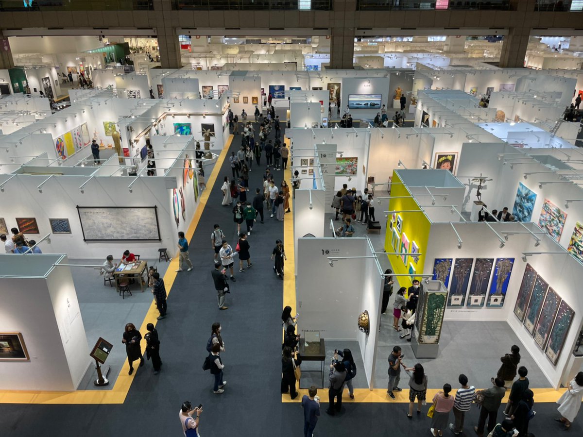 soylofficialtw's tweet photo. 2022 ART TAIPEI 台北國際藝術博覽會昨日於台北世貿1館正式開幕，集結海內外共138家畫廊與商家，首先展出各大名家2022新作，規模與氣勢非凡，現場人潮熱絡萬分。
ART TAIPEI也有NFT數位藝術品的展出，從凝視、邏輯與詩學三個面向進行數位加密藝術與嶄新交易模式的探討。 https://t.co/qPhO9afEsB
