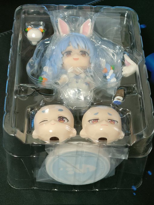 カワイイけど腕のパーツが袖を基部にした分割なので手間かかるのが難点だな
あと足の付根がボールジョイントになってる
三玖あたりはまだだったと思うけど最近の仕様か
サングラスは前髪の隙間にただ差してるだけなので安定しないのが残念
気になるとこはあるけどイイネ!! 