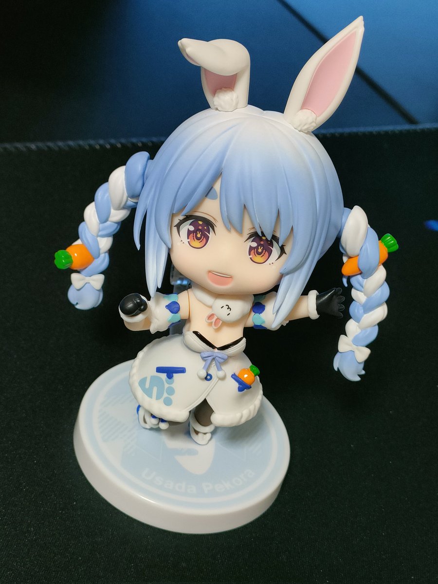 カワイイけど腕のパーツが袖を基部にした分割なので手間かかるのが難点だな
あと足の付根がボールジョイントになってる
三玖あたりはまだだったと思うけど最近の仕様か
サングラスは前髪の隙間にただ差してるだけなので安定しないのが残念
気になるとこはあるけどイイネ!! 