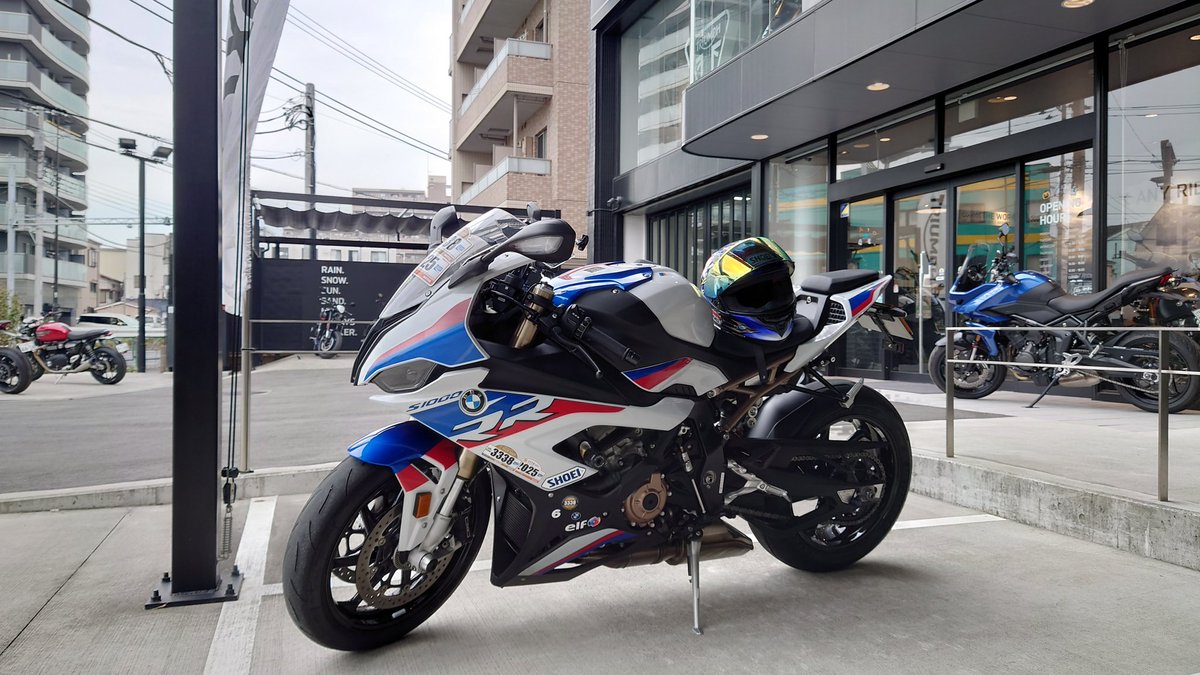 ShinozakiH's tweet photo. 今日は息子のバイクのメンテナンスのため、#TriumphTokyoBay に行ってきました🏍💨
ブルーの #THURXTON かっこよかったなぁ😆✨ https://t.co/opPIE3DxyN
