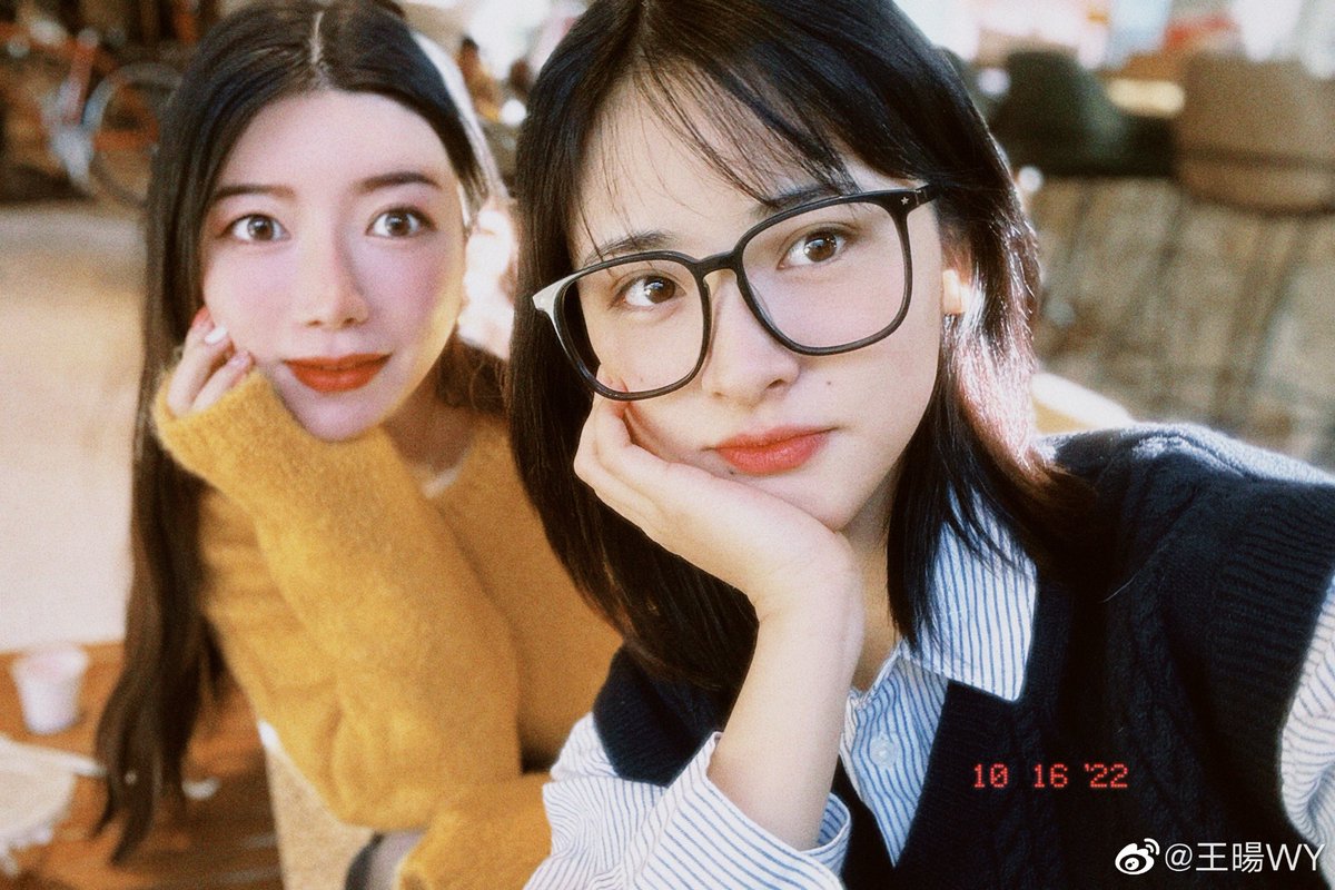 Tea_Teya_'s tweet photo. Wang Yang, #HiDirectors' director, shares snaps with #ShenYue 🤗 • 10.16.22 ☕️
#导演请指教 #沈月 https://t.co/GygaymsbOK