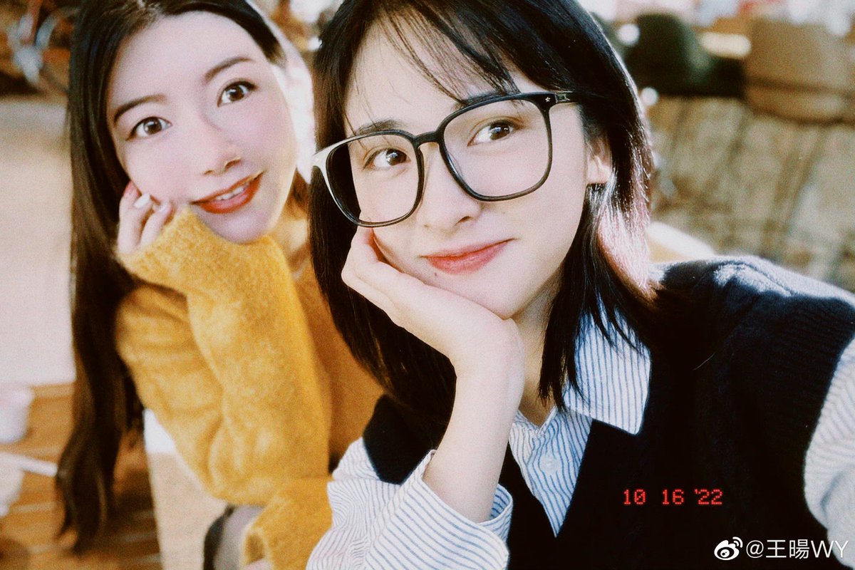 Tea_Teya_'s tweet photo. Wang Yang, #HiDirectors' director, shares snaps with #ShenYue 🤗 • 10.16.22 ☕️
#导演请指教 #沈月 https://t.co/GygaymsbOK
