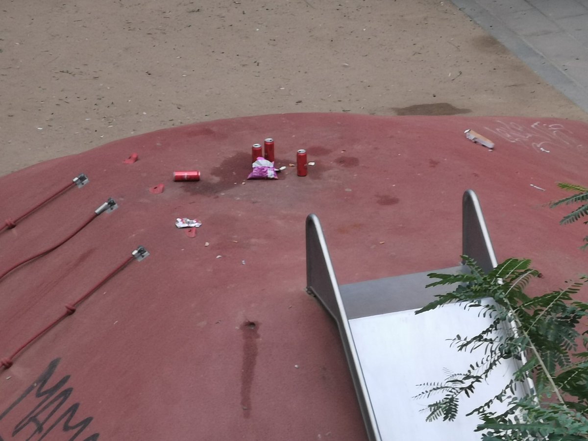 IllaRPR's tweet photo. Parc infantil pl. S.Seguì. Es necessari que es multi l'incivisme. Els nostres fills no poden jugar entre pixia i resta de botellón. 
@GUBBarcelona @jrabassa @barcelona_010 @AdaColau https://t.co/lO2Ea2EOJG