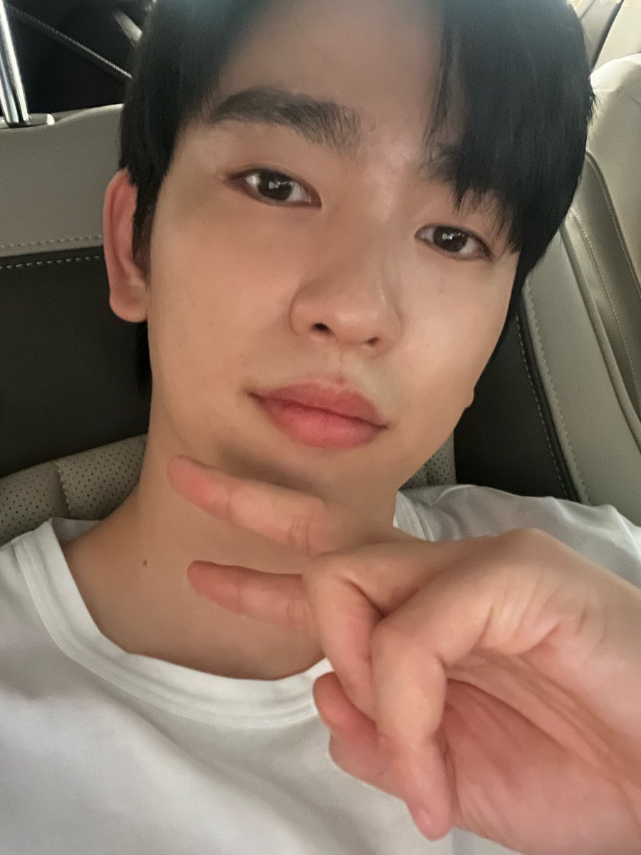 jinyoungbbl's tweet photo. 221022

🍑: I’m filming hehe https://t.co/ktoQyO5PsL