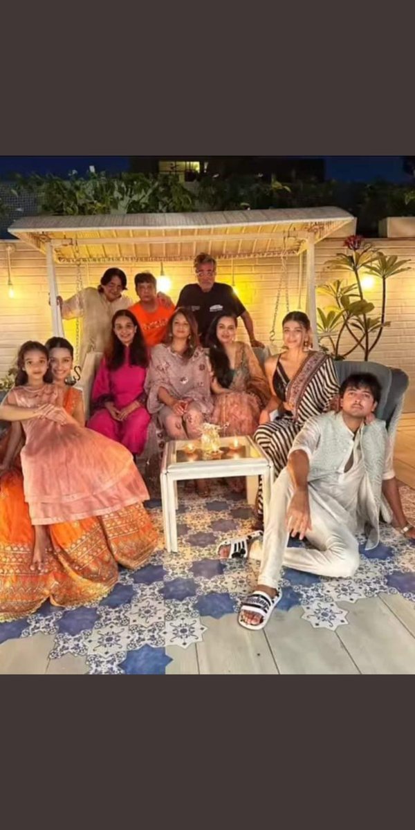 Beautiful family 😍 all together
#ShraddhaKapoor #ShaktiKapoor
#ShivangiKolhapure #PadminiKolhapure happy Diwali 💥😃