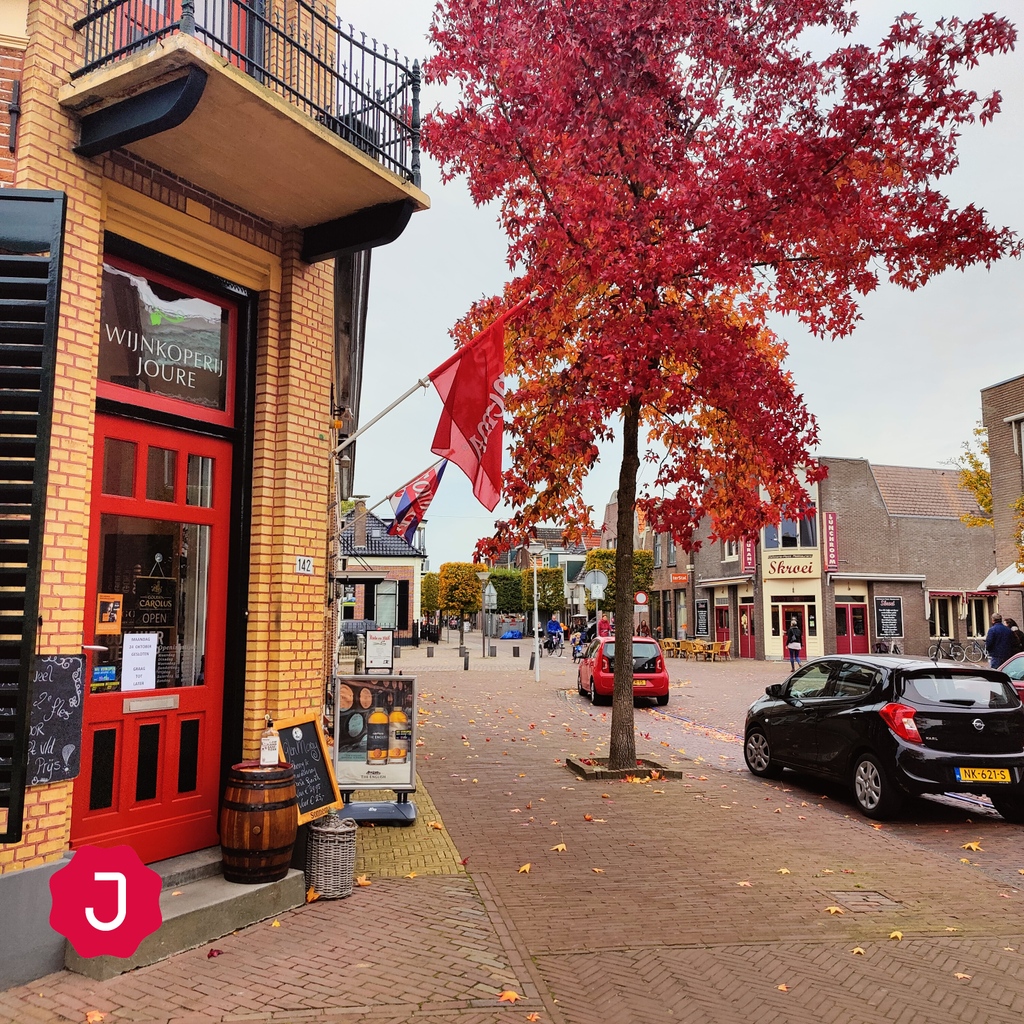 Het is herfst! Dat is ook te zien in de Midstraat!

#joure #jourekoffie #koffie #midstraat #nergensmakkelijker #herfst #bladeren #welkom #winkelstraat #de #douweegberts #herfsttijd #natuur #genieten #kleur #creatief